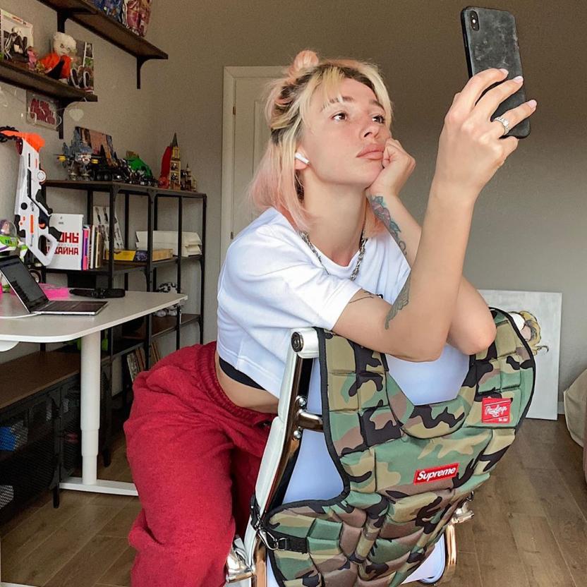 Анастасия Ивлеева по заказу Тимати нарисовала картину обнаженной грудью