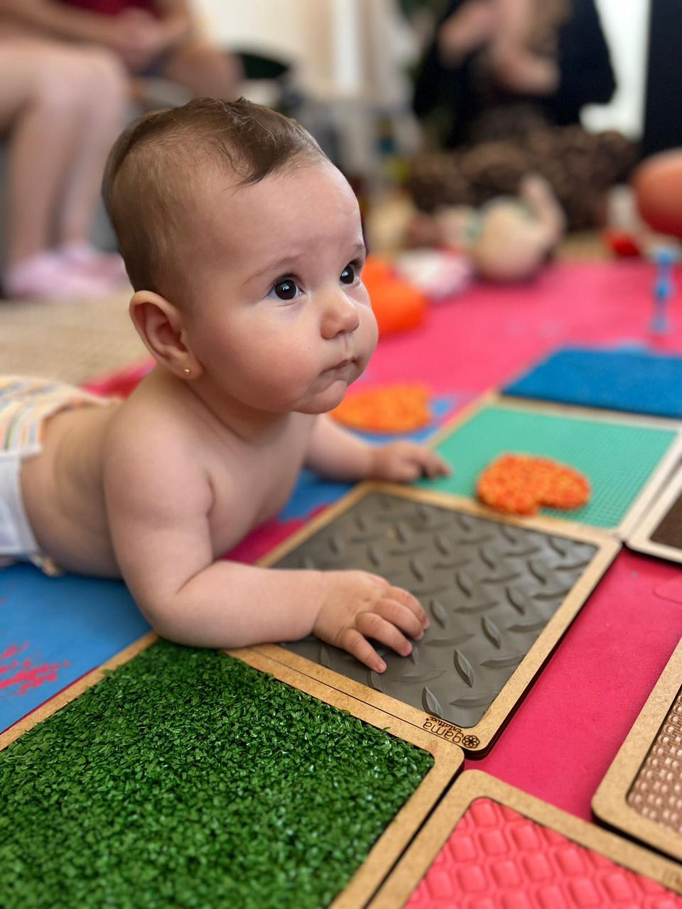 foto de bebê brincando com outro bebê