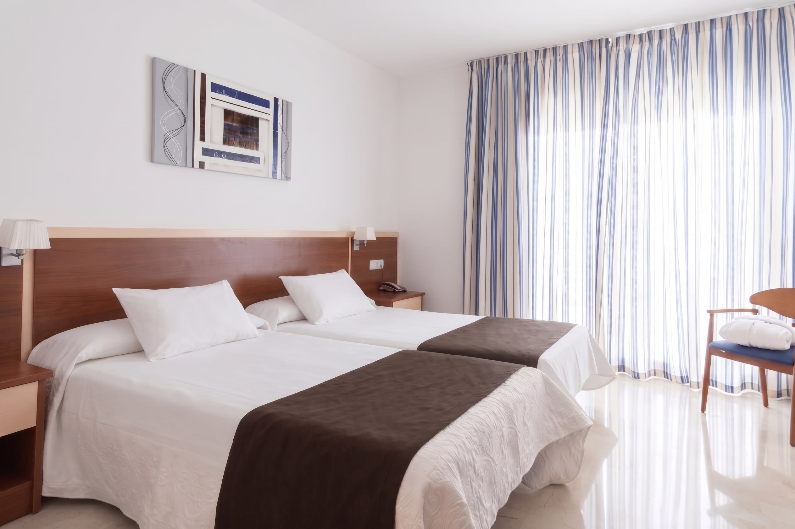 Una habitación del Sun Palace Albir, con salida al balcón