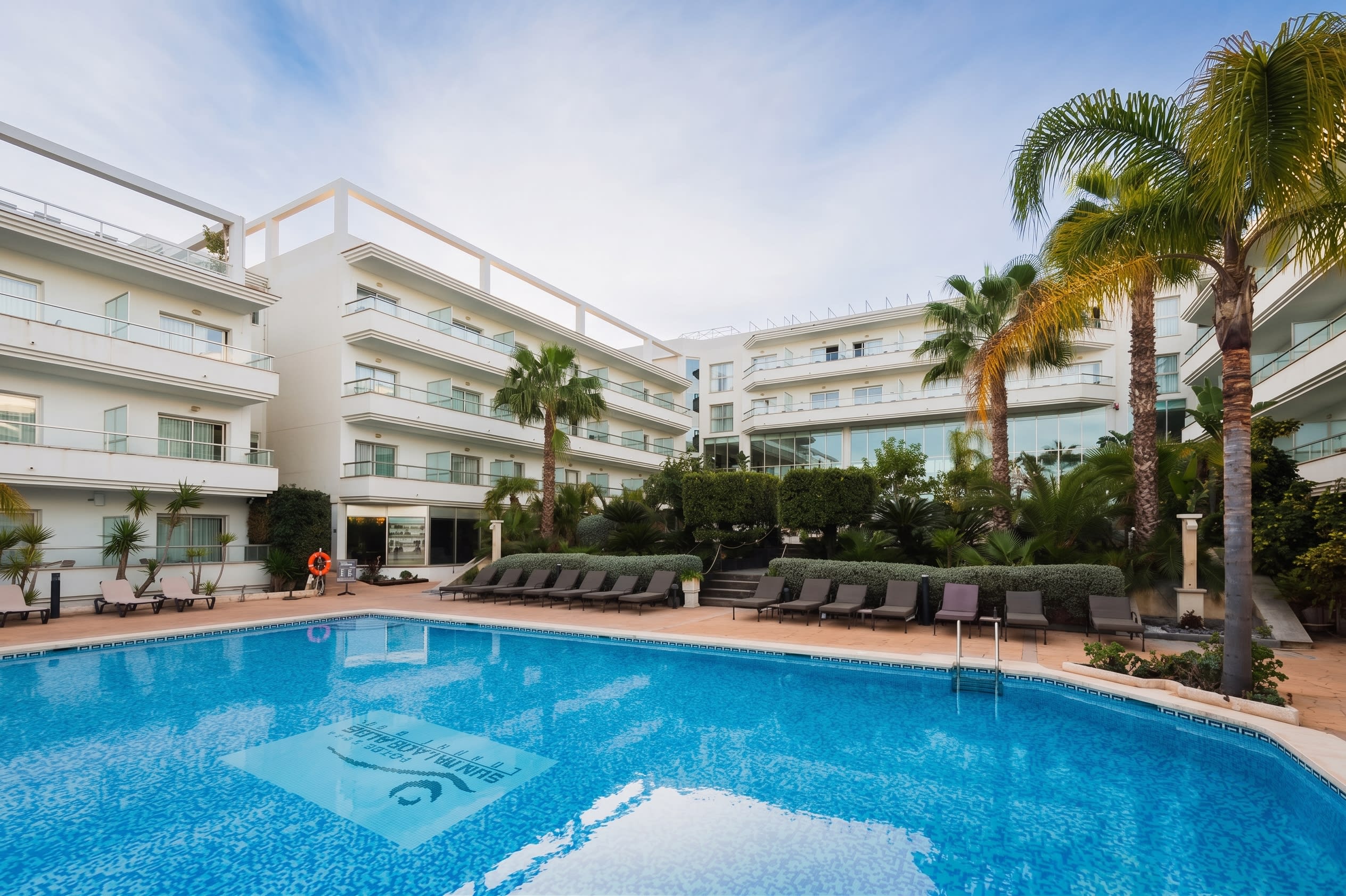 La piscina exterior del Sun Palace Albir, en la Costa Blanca