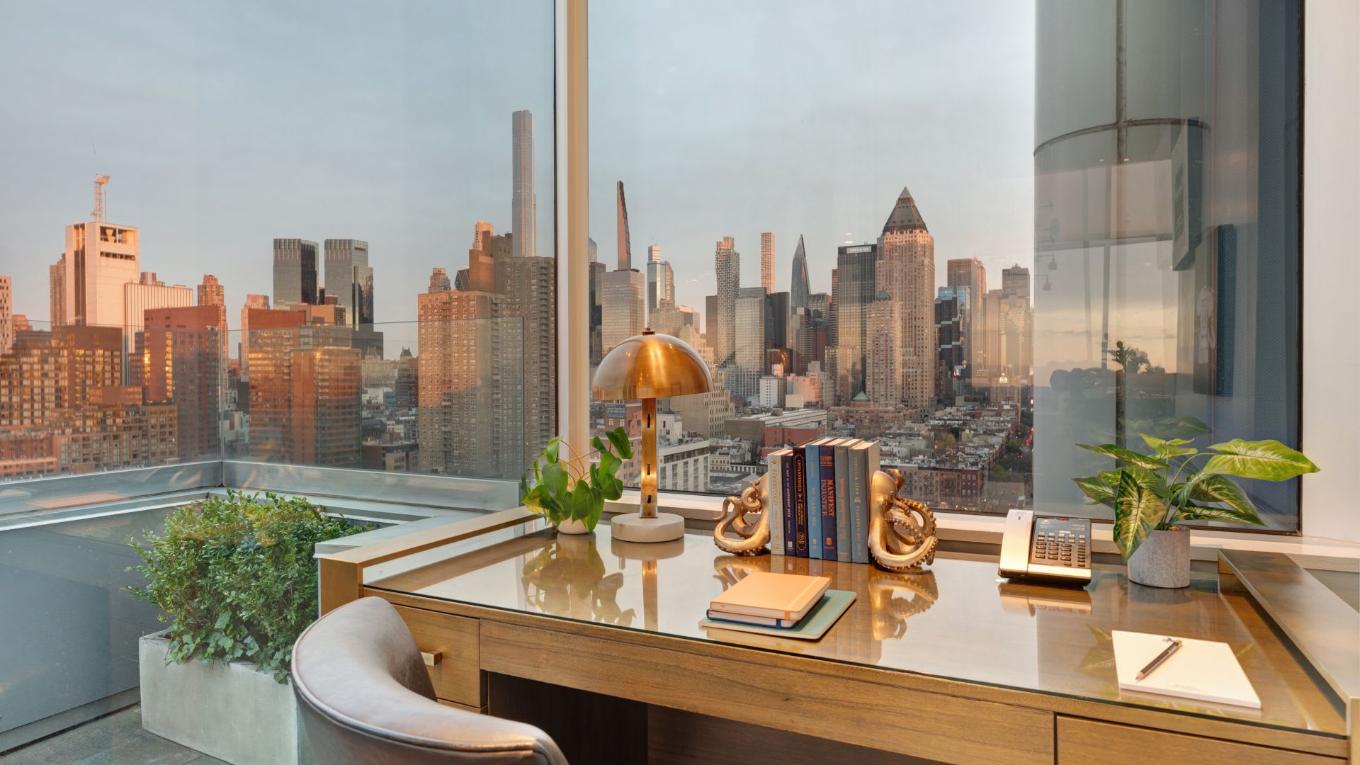 Une chambre de l'Ink 48 ouverte sur la skyline de Manhattan