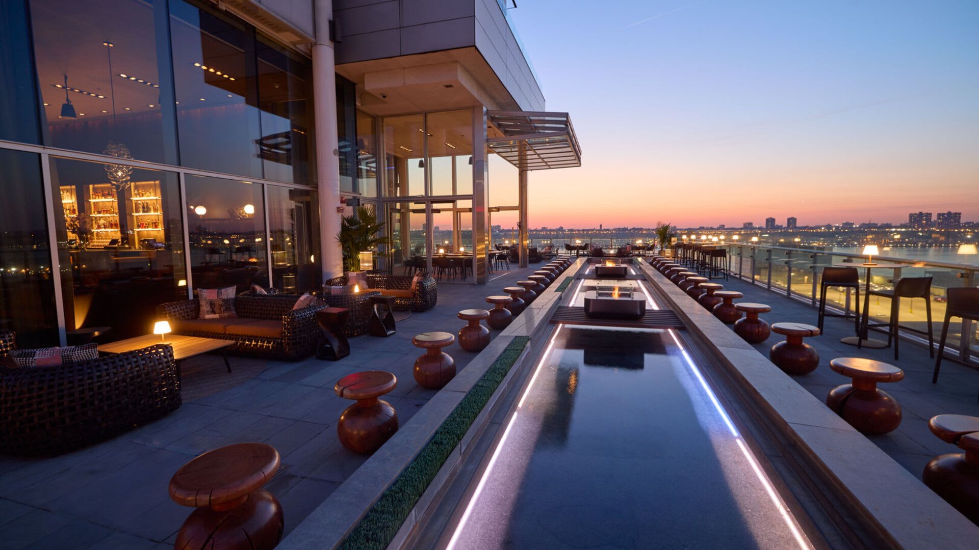 Le rooftop Hudson VU de l'Ink 48 au crépuscule