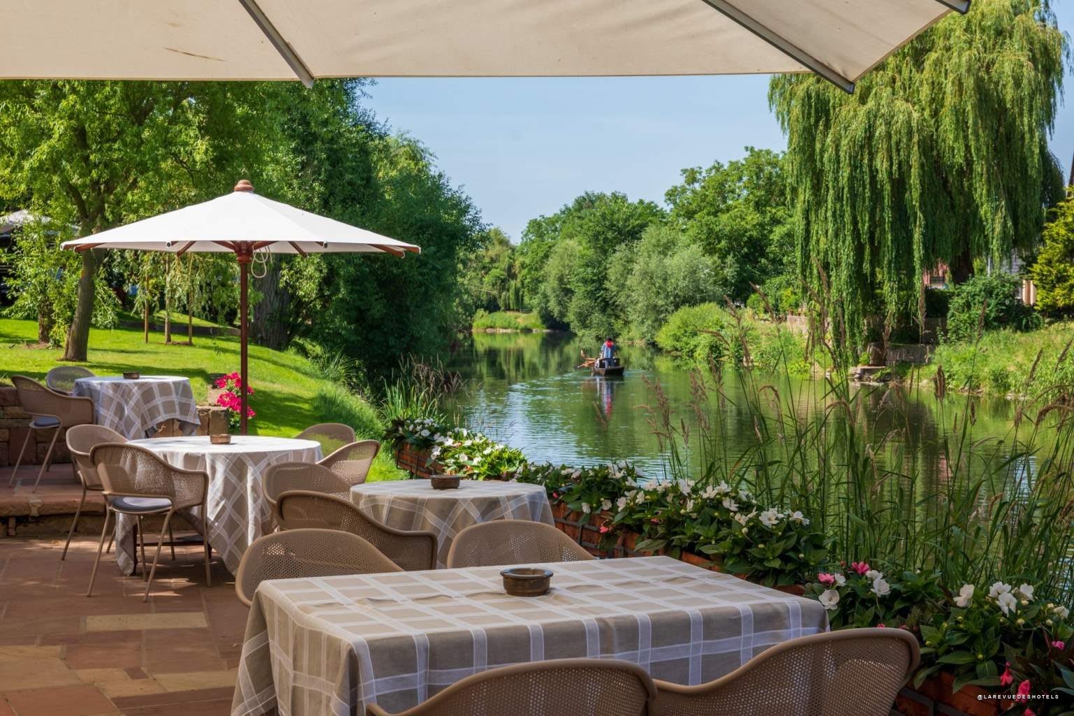 La terrasse de l'Auberge de l'Ill, au bord de la rivière, à Illhaeusern