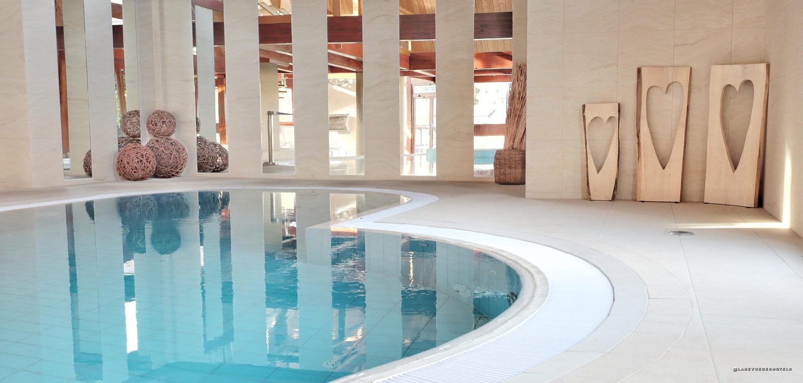 La piscine intérieure du Clos des Sources, à Thannenkirch