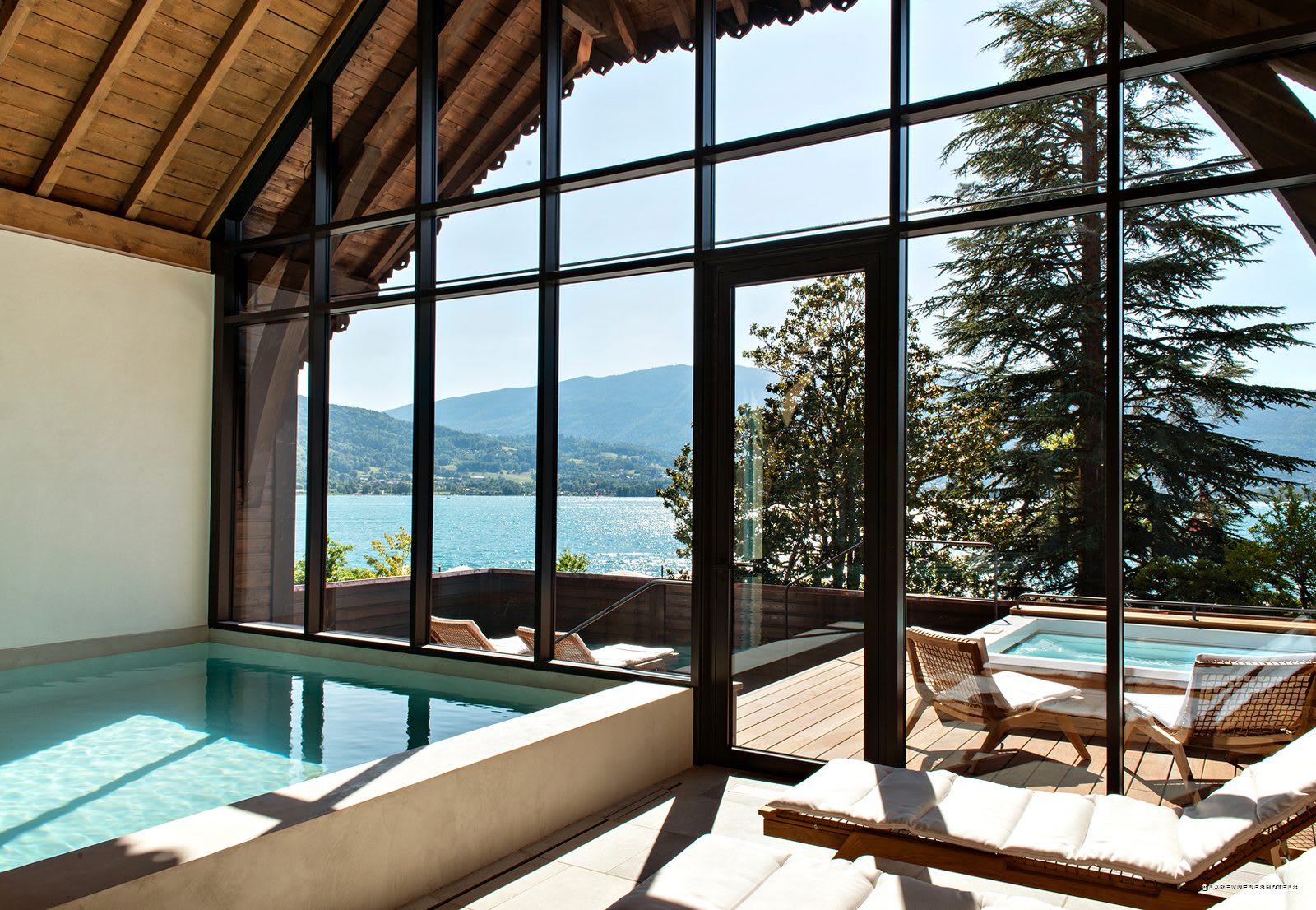 La piscina panorámica de l'Auberge du Père Bise, abierta al lago de Annecy, en Talloires