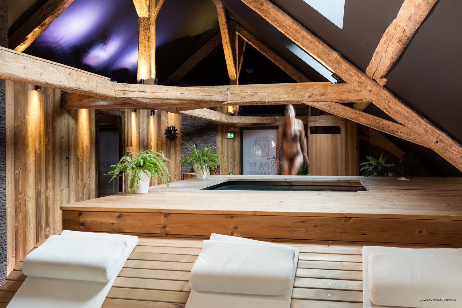 Der Whirlpool des Spas der Abbaye de Talloires, unter dem Dachstuhl