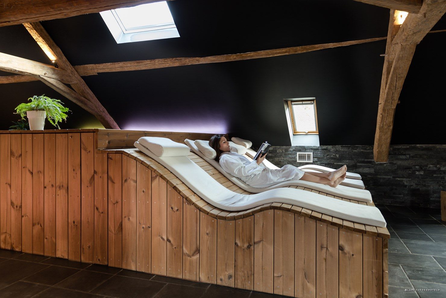 Die Ruheliegen des Spas, unter freiliegenden Balken