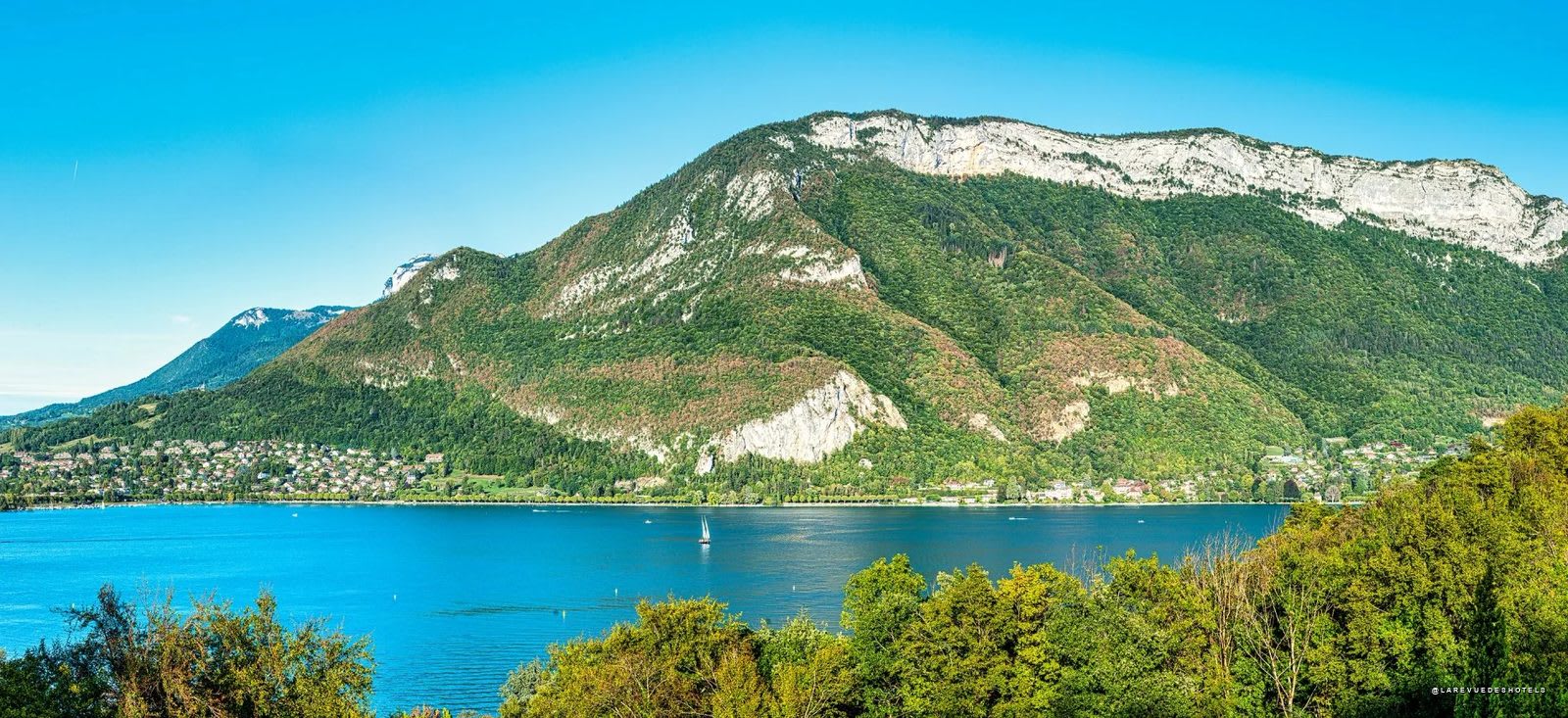 Der Blick von Les Trésoms auf den See und die Berge