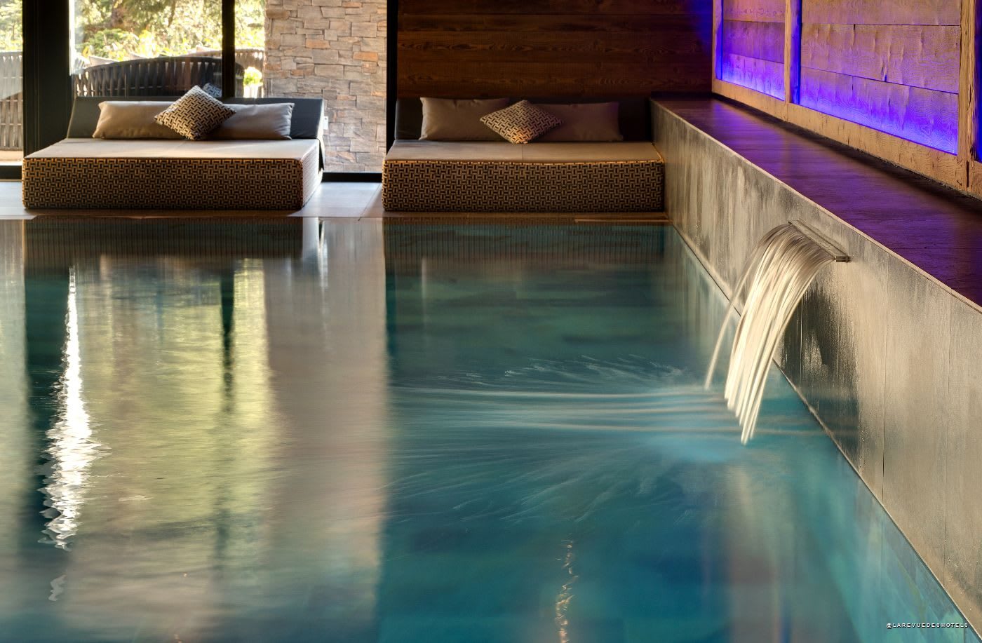 The indoor infinity pool at the FORêT spa, at Chalet Frère Joseph