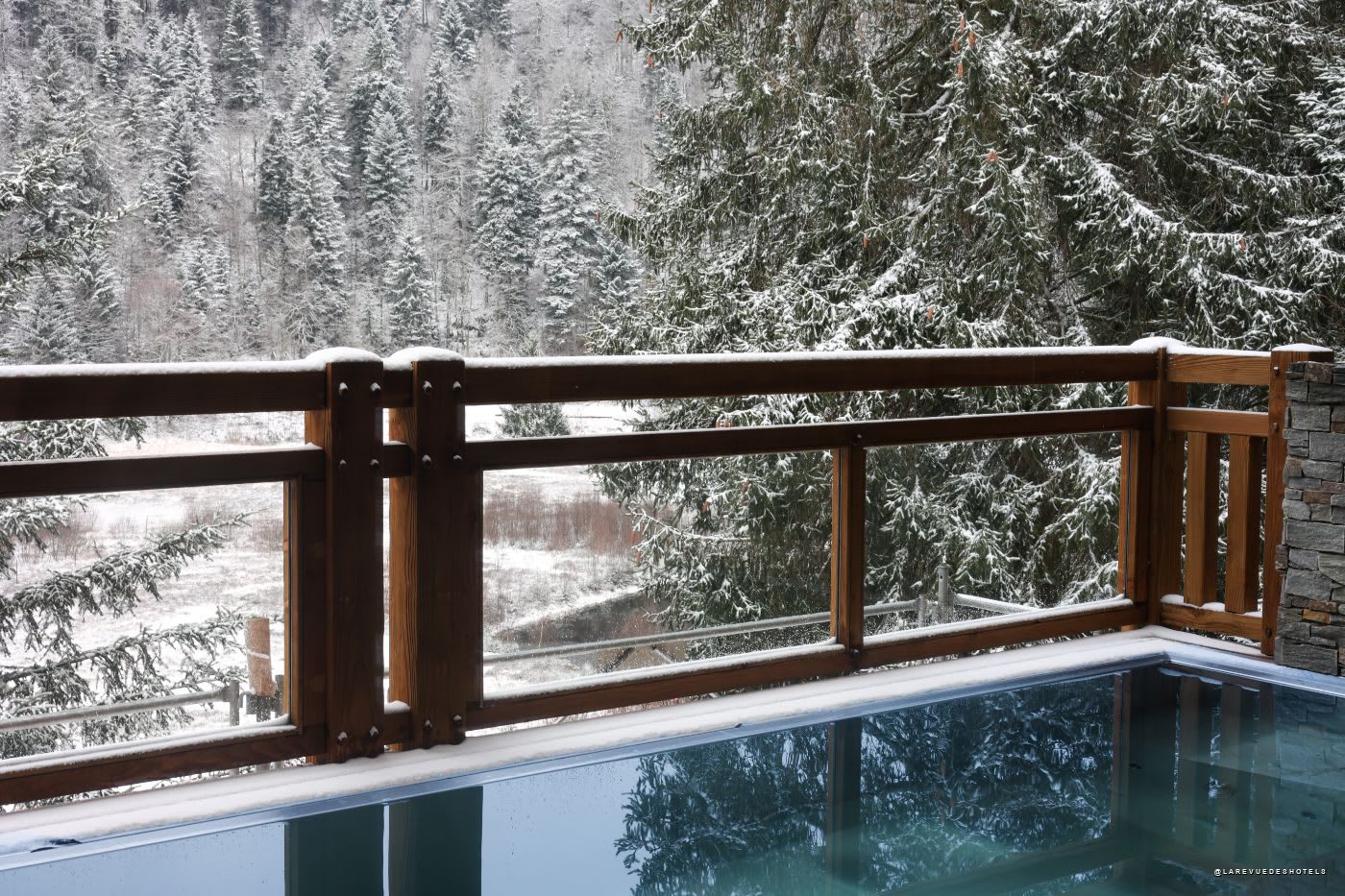The outdoor pool at the FORêT spa, facing the snow-covered Vosges forest