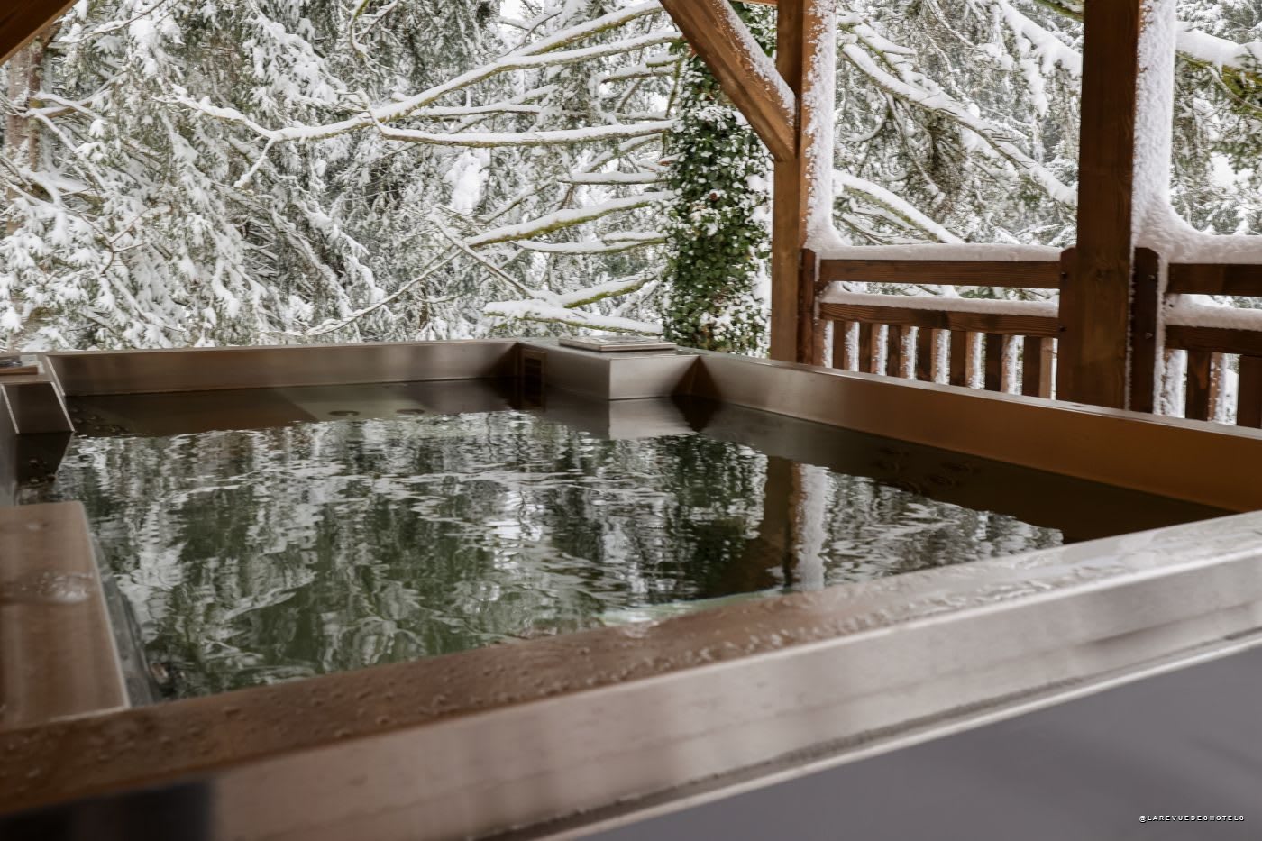 The Nordic bath in the heart of winter, at Chalet Frère Joseph