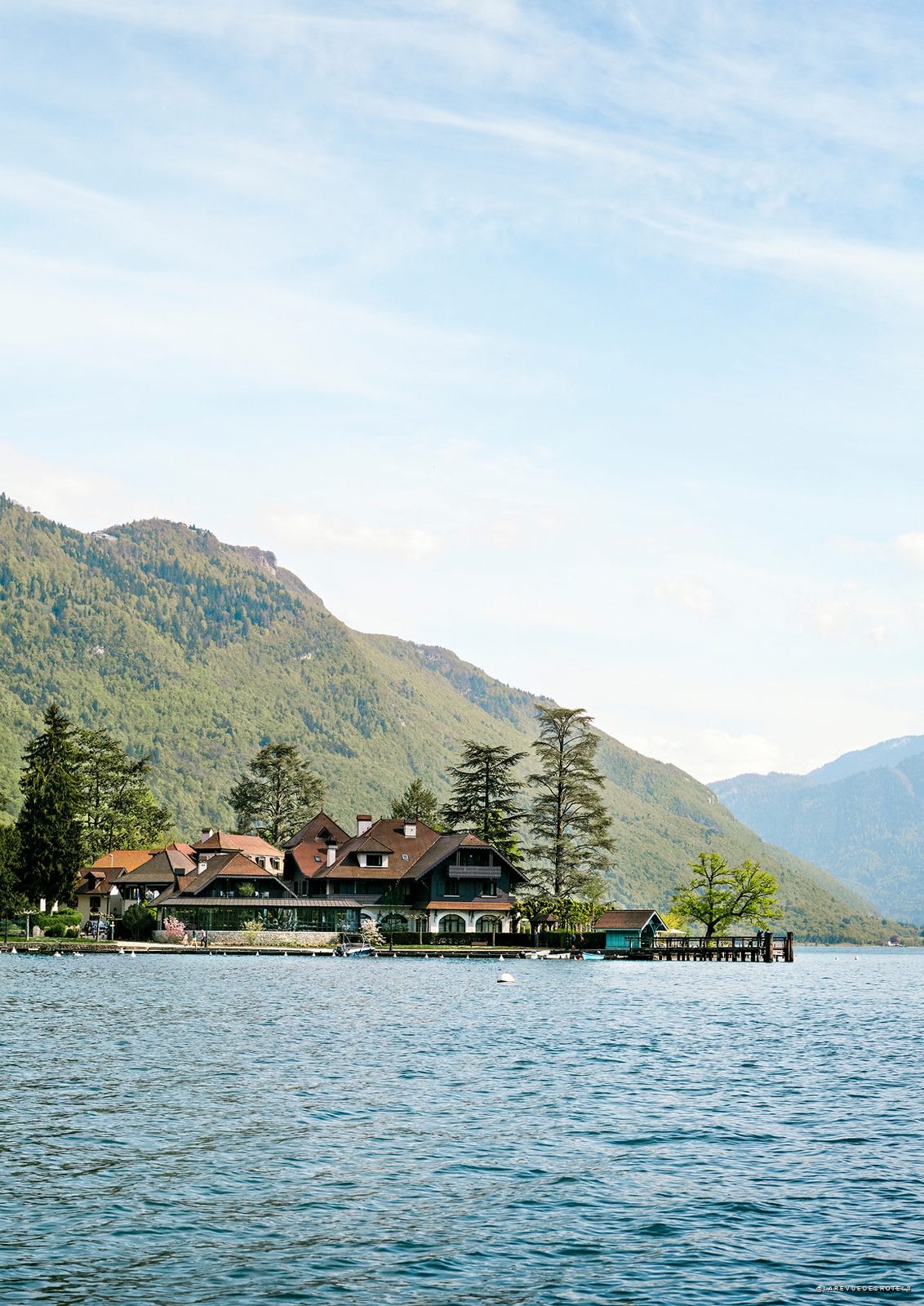 Die Auberge du Père Bise vom See von Annecy aus gesehen, in Talloires