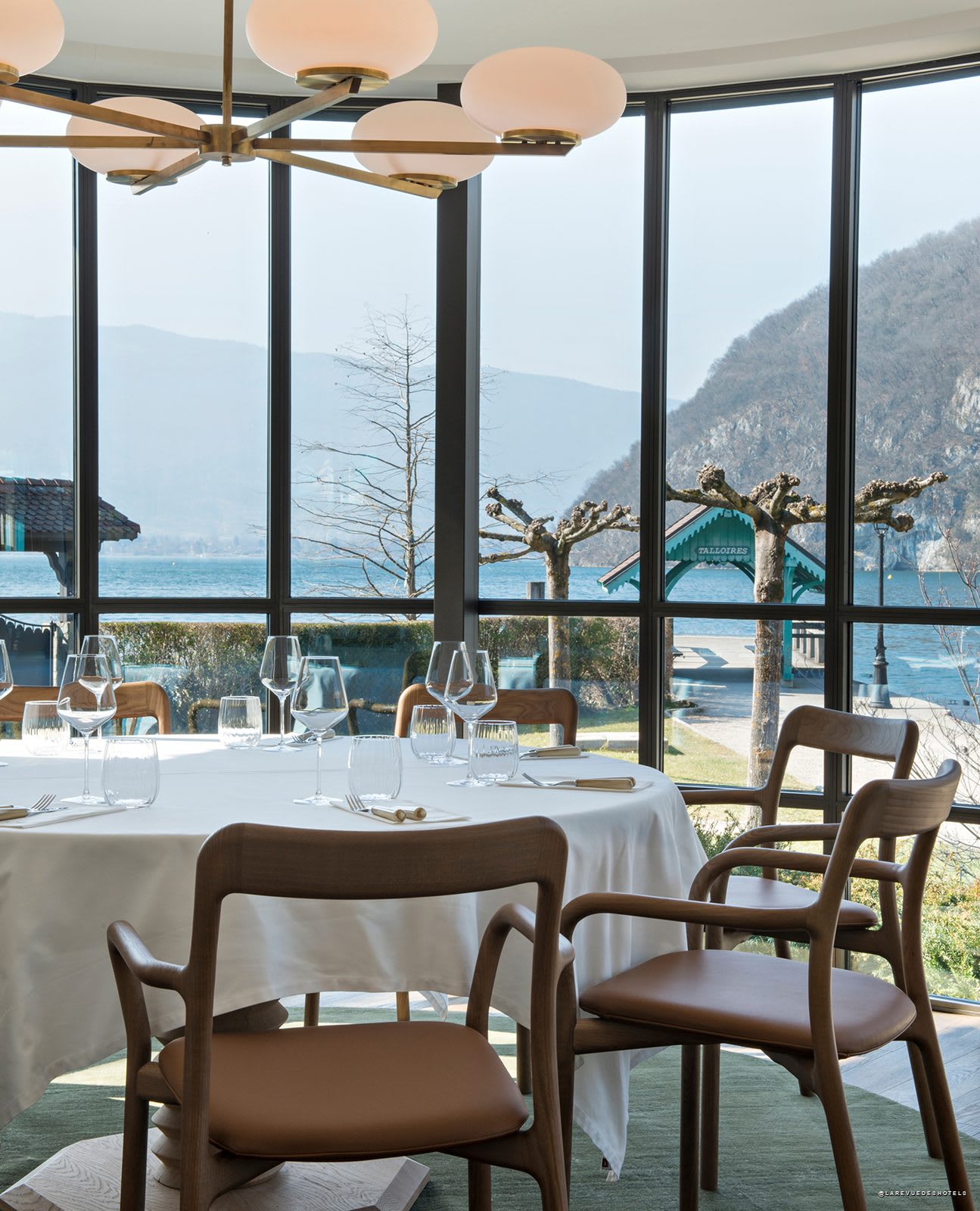 Der Saal des Gourmetrestaurants, zum See hin geöffnet