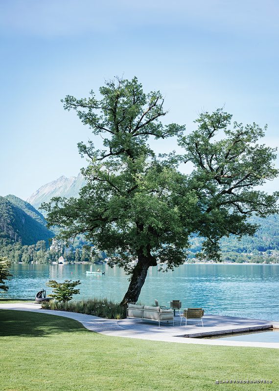 Die Rasenfläche und die Terrasse am Ufer des Sees von Annecy