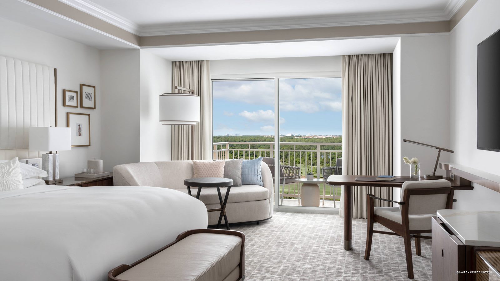 Une chambre du Ritz-Carlton Orlando ouverte sur le domaine