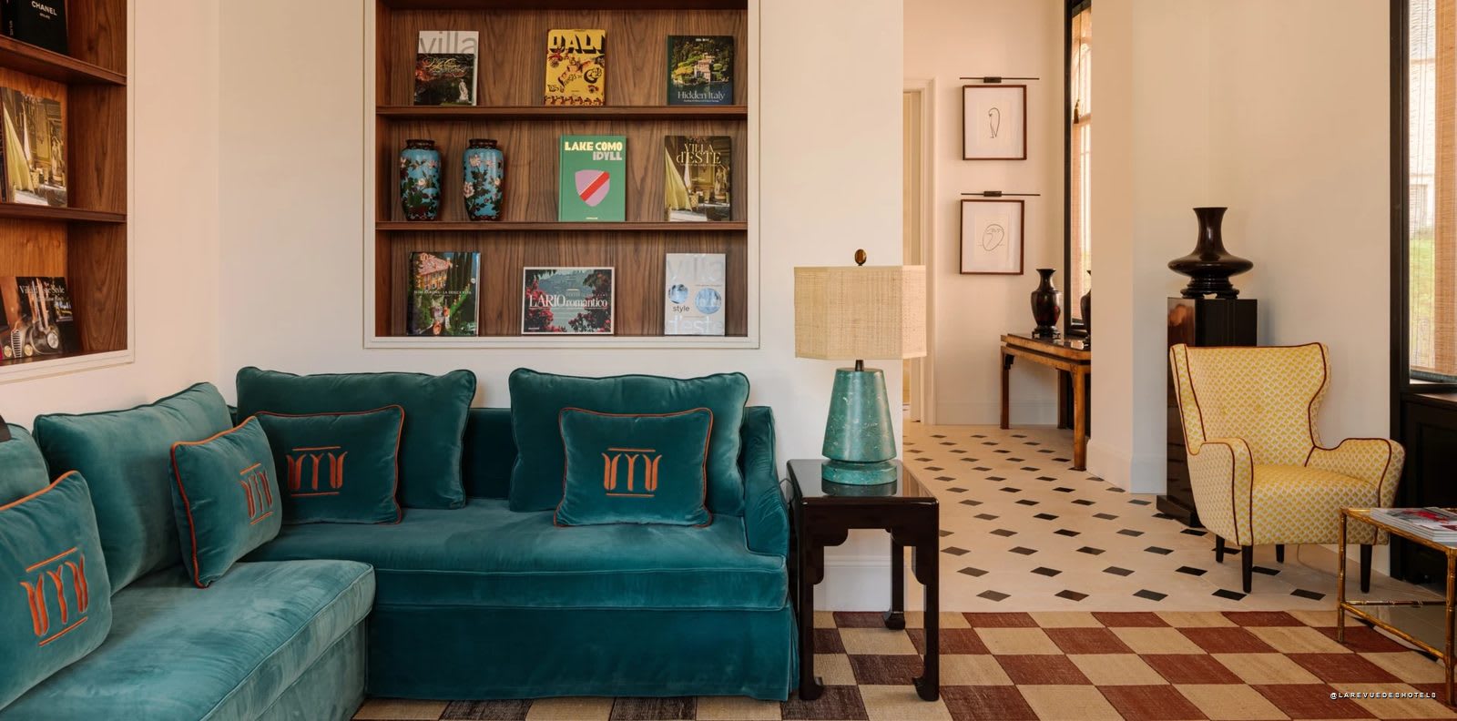 Le salon d'un appartement du Miralago et son sol en damier