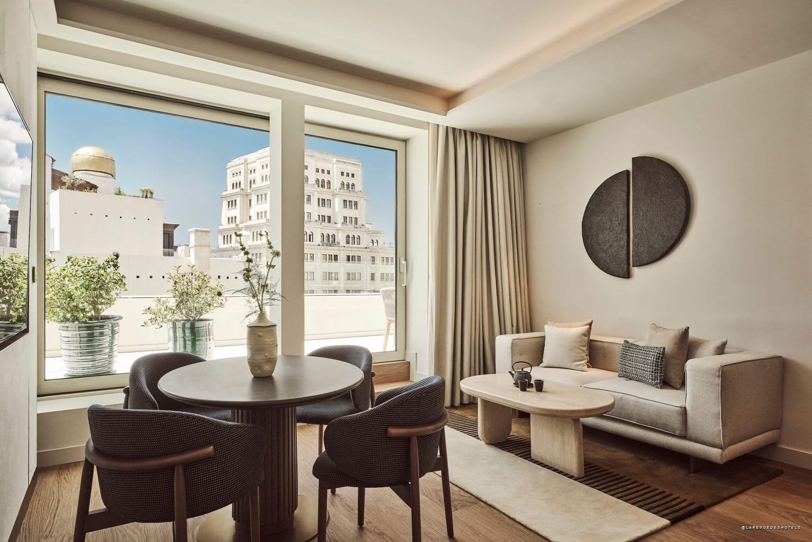 Le salon de la suite Nobu du Nobu Hotel Madrid, ouvert sur sa terrasse privee et les toits de la capitale