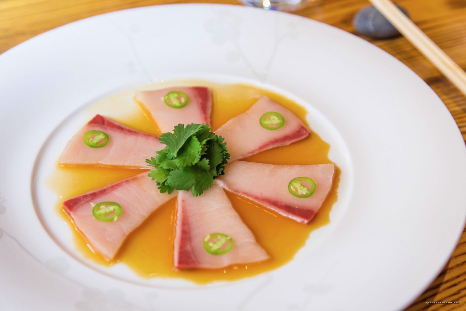 Le sashimi de seriole au jalapeno, plat signature de Nobu Matsuhisa servi a Madrid