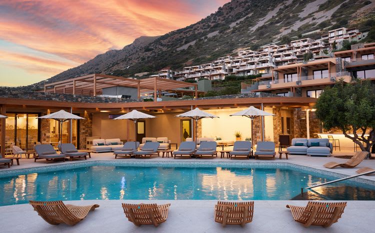 Der Hauptpool des Cayo Exclusive Resort bei Sonnenuntergang
