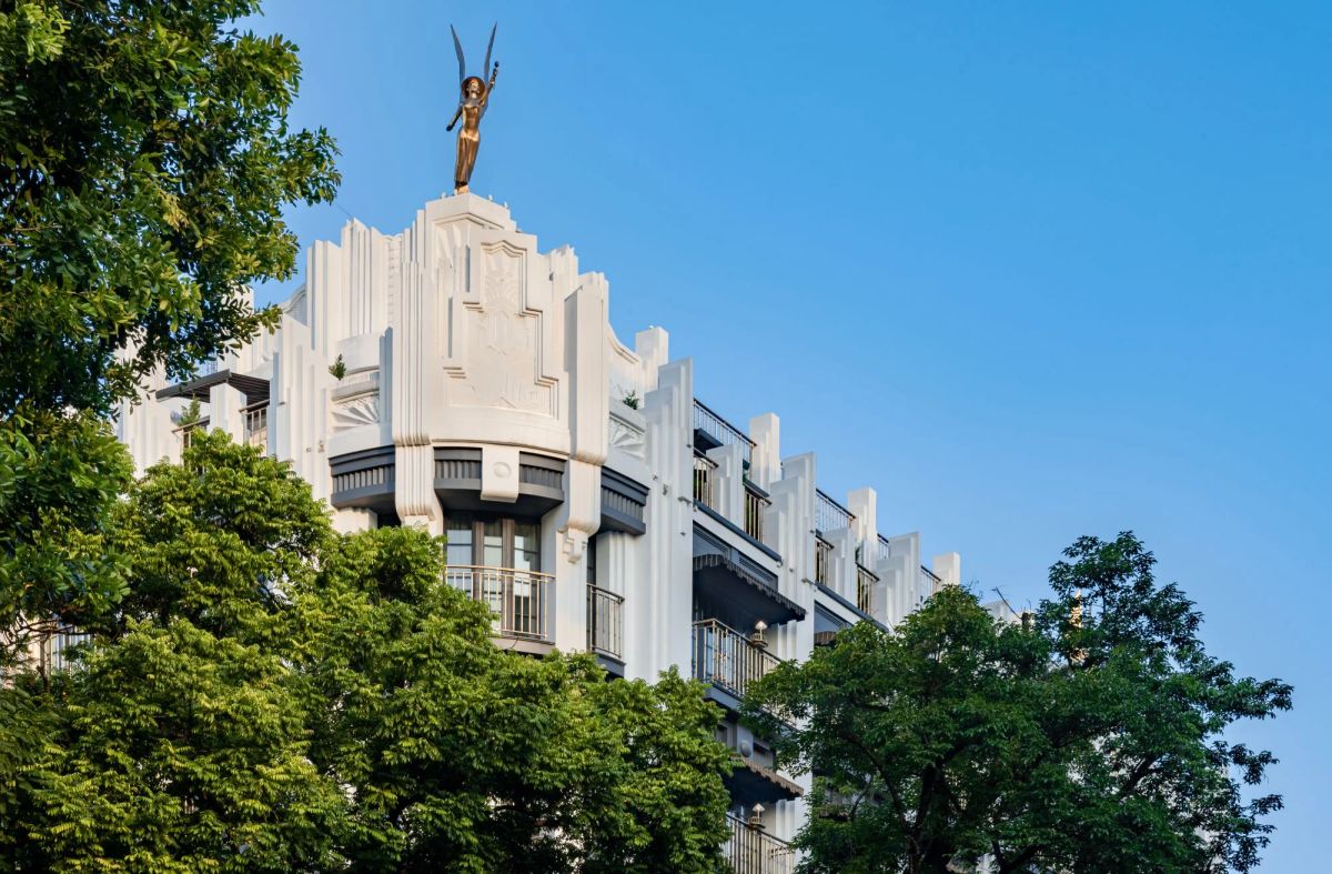 Die Fassade des Capella Hanoi, mit seiner Statue auf dem Dach