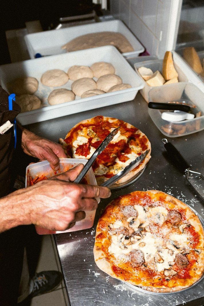 Intérieur moderne d'une pizzeria parisienne