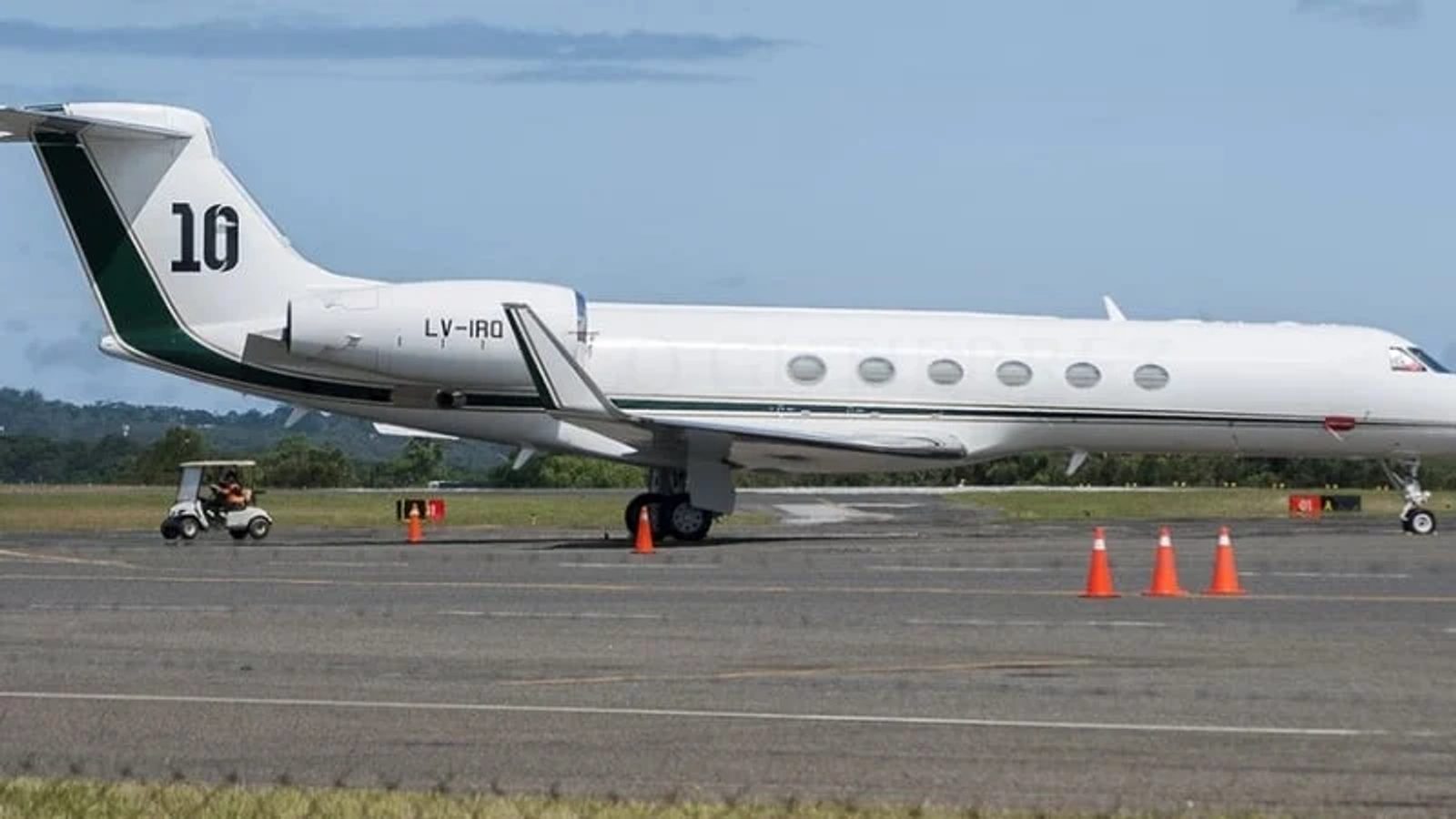 Le jet privé de luxe de Messi, d'une valeur de 15 millions de dollars: il effectue des vols transatlantiques continus de 14 heures, avec les noms de toute la famille gravés sur l'escalier. - Vietnam.vn