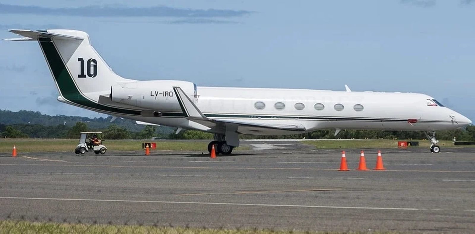 Le jet privé de luxe de Messi, d'une valeur de 15 millions de dollars: il effectue des vols transatlantiques continus de 14 heures, avec les noms de toute la famille gravés sur l'escalier. - Vietnam.vn
