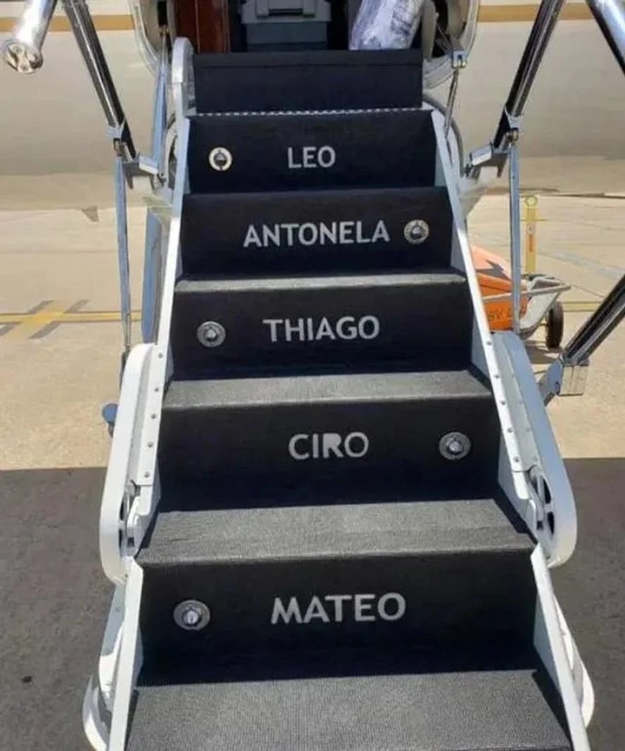 Le jet privé de luxe de Messi, d'une valeur de 15 millions de dollars: il effectue des vols transatlantiques continus de 14 heures, avec les noms de toute la famille gravés sur l'escalier. - Vietnam.vn