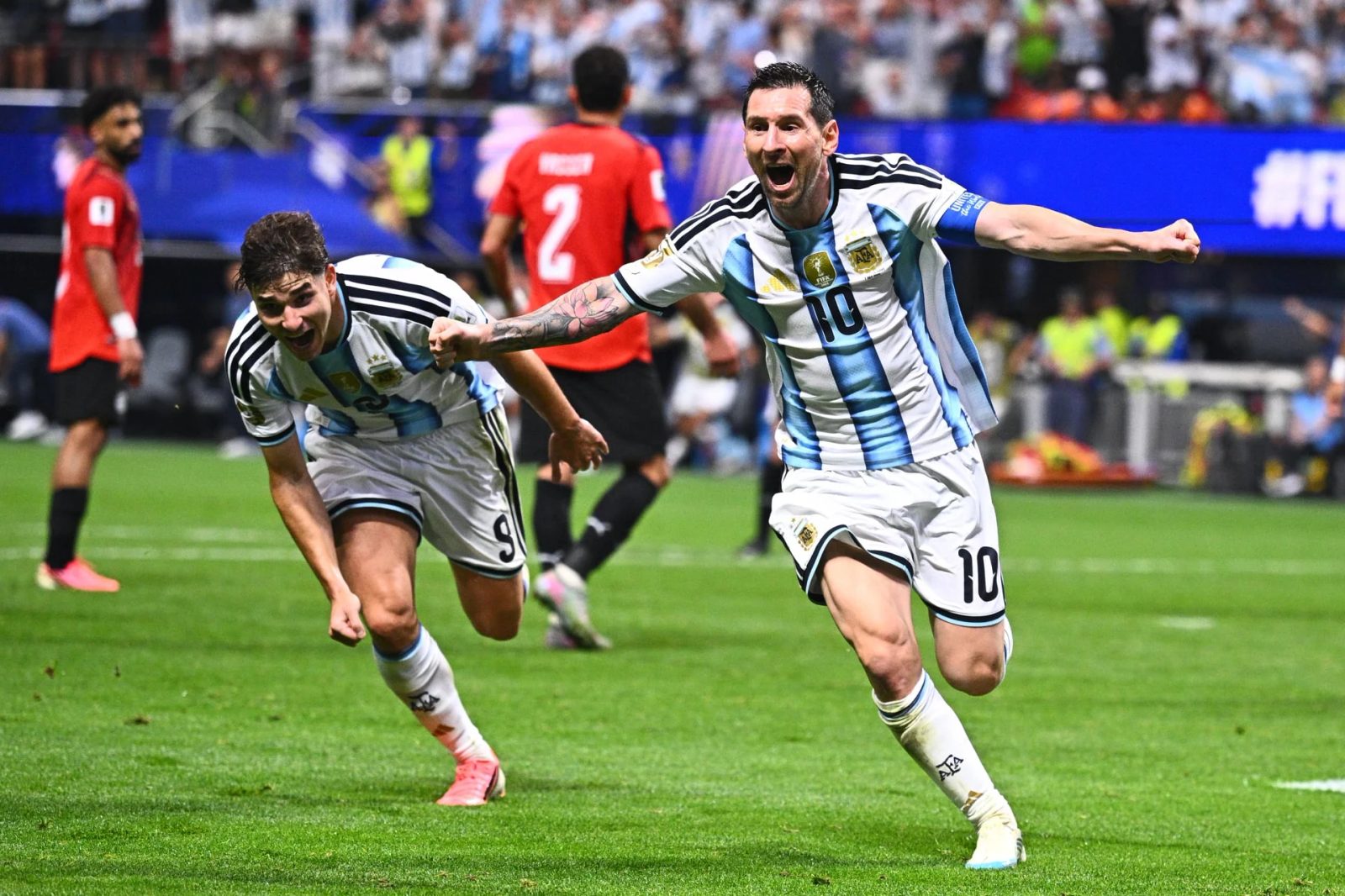 Le jet privé de luxe de Messi, d'une valeur de 15 millions de dollars: il effectue des vols transatlantiques continus de 14 heures, avec les noms de toute la famille gravés sur l'escalier. - Vietnam.vn
