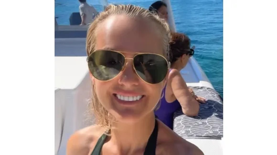 Laeticia Hallyday s'offre une parenthèse de rêve sur l'une des plus belles îles de Grèce, un décor de carte postale - Ode (Purepeople)