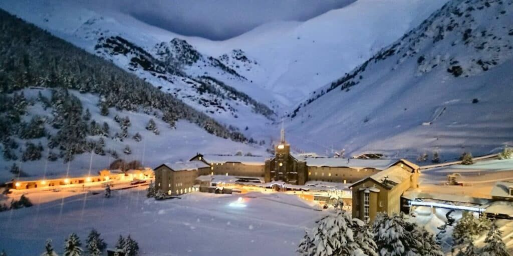 Bassin extérieur d'un spa thermal face aux montagnes, hôtellerie de bien-être dans les Pyrénées