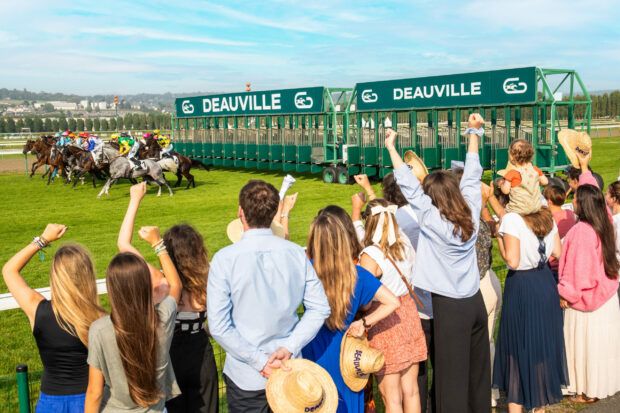 Coulisses du Meeting de Deauville Barrière sur l'hippodrome de La Touques en août