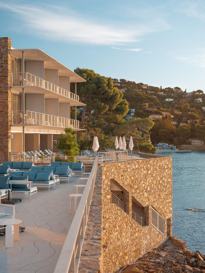 Notre avis sur Les Roches, l’hôtel mythique du Lavandou ressuscité - yonder.fr