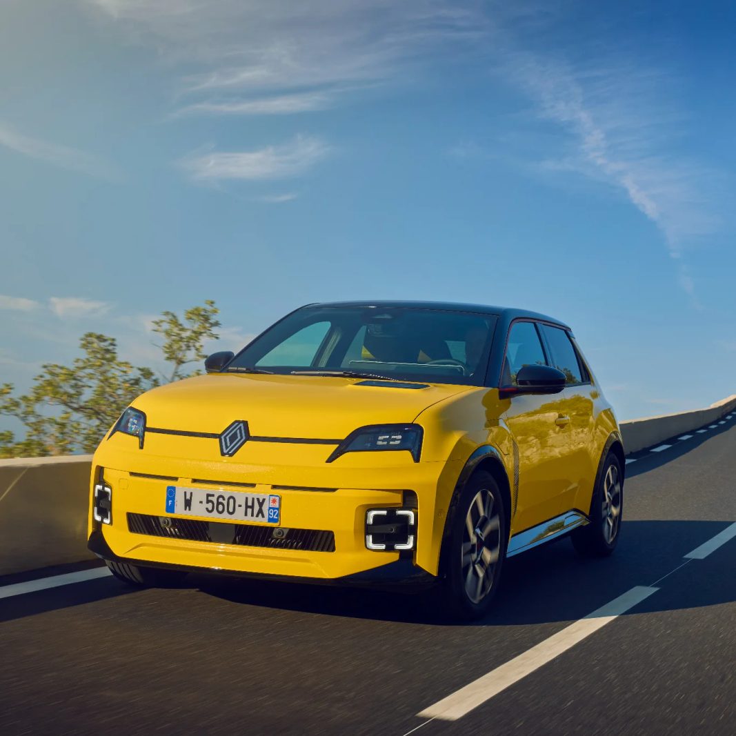 Ventes de voitures électriques: la R5 brille dans le top 3 européen en juillet, Tesla résiste et la Chine perce en hybride rechargeable - BFM