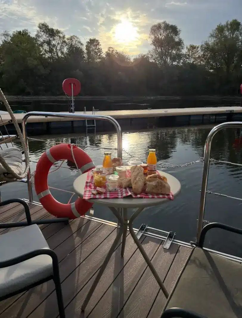Ces chambres flottantes se cachent sur un lac près de Paris pour une nuit insolite - Paris ZigZag