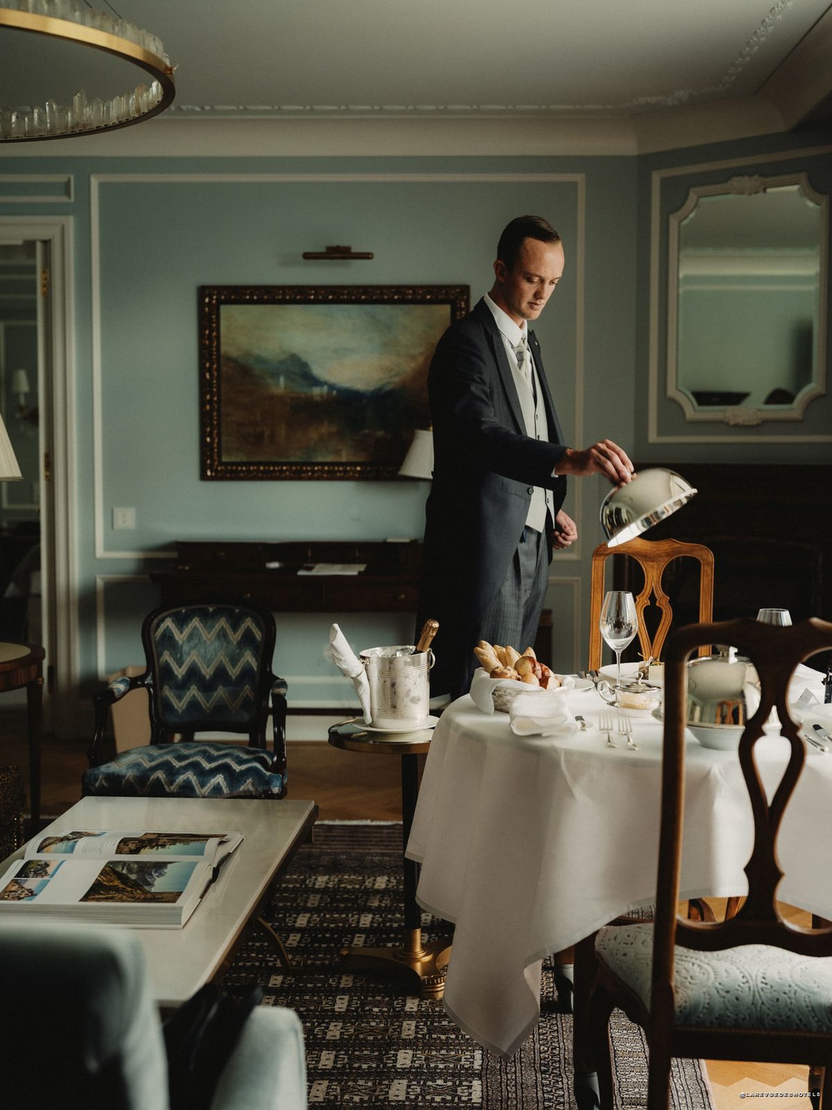 Majordome dressant le service en suite au Badrutt's Palace à Saint-Moritz