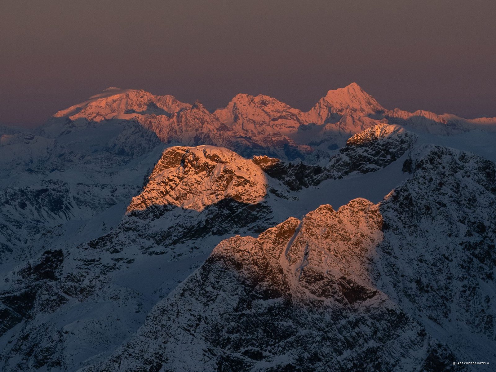 Sommets enneigés de l'Engadine au coucher du soleil, au-dessus de Saint-Moritz