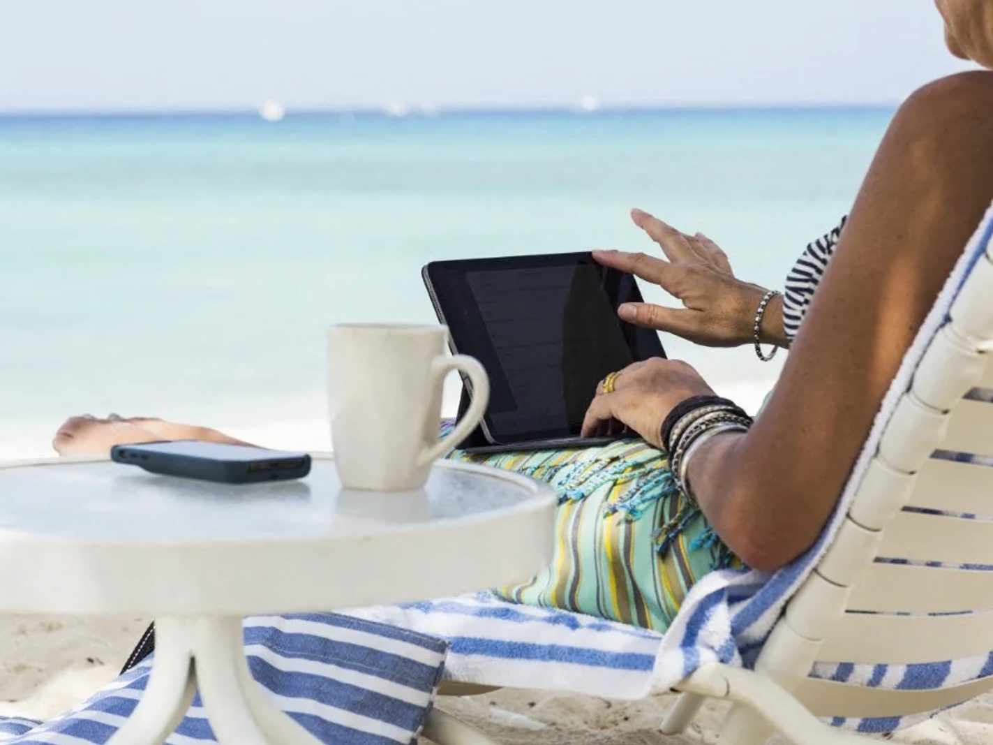 Télétravailler pendant les vacances: le "workation", le nouveau phénomène au bord des plages - RMC