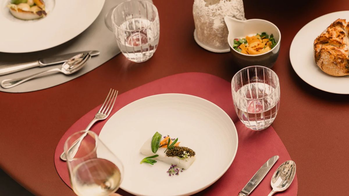 Un repas confidentiel à 250 euros au milieu du potager de l'Hôtel de Crillon: quelques mois après l'arrivée du chef étoilé Alan Taudon, la transformation gastronomique du palace parisien est déjà un succès