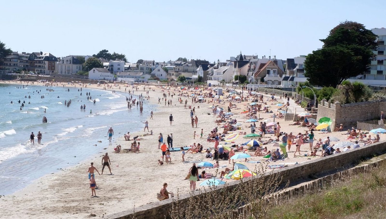 Fréquentation stable, moins de dépenses: le bilan contrasté des professionnels du tourisme en Bretagne cet été - ici.fr