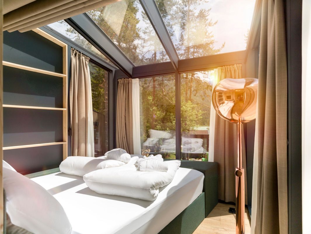 Chalet de verre des Skyview Chalets au bord du lac de Dobbiaco, Dolomites
