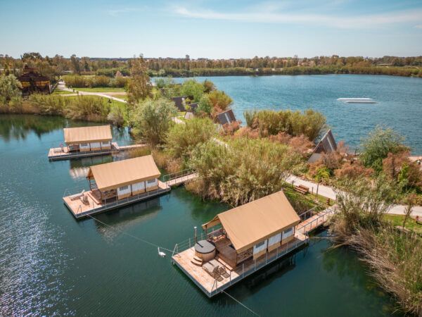 Lodges flottants du Nabi Resort & Glamping sur les Laghi Nabi, Campanie