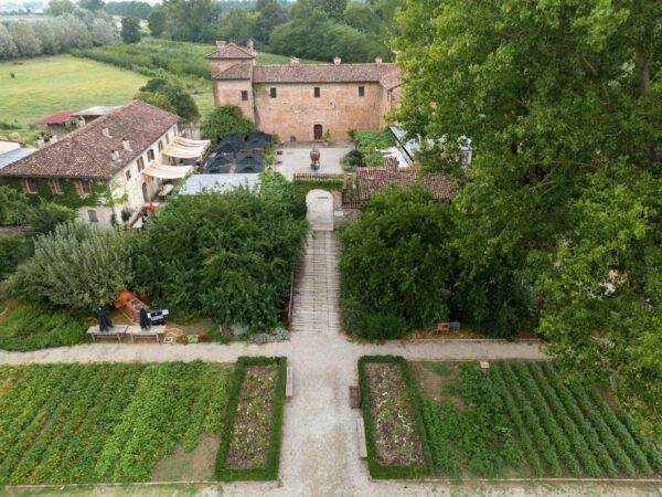 Vue aérienne de l'Antica Corte Pallavicina et de son potager, au bord du Pô