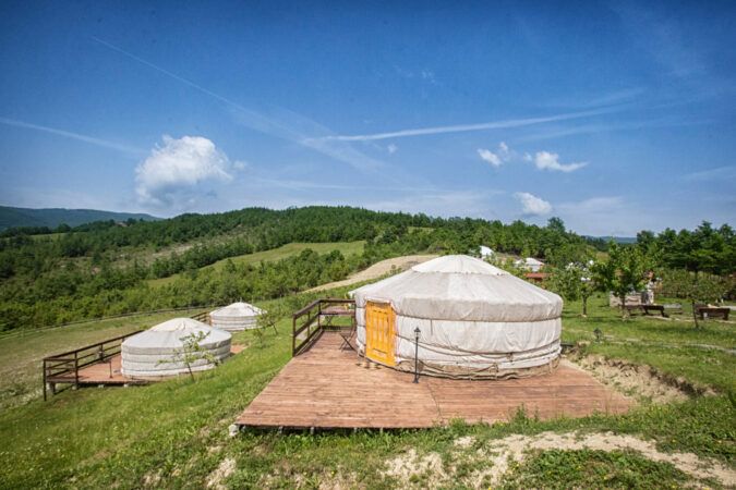 Yourtes mongoles du domaine Ca' Cigolara dans la réserve des Ghirardi, Apennins