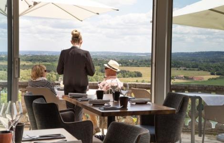 Une table étoilée d'exception face à la Seine - La Revue du Luxe