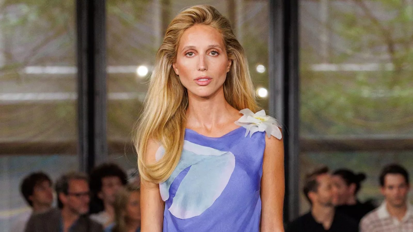 Maria Olympia de Grèce défile pour Conner Ives, le créateur adoubé par Kate Middleton - La Revue du Luxe