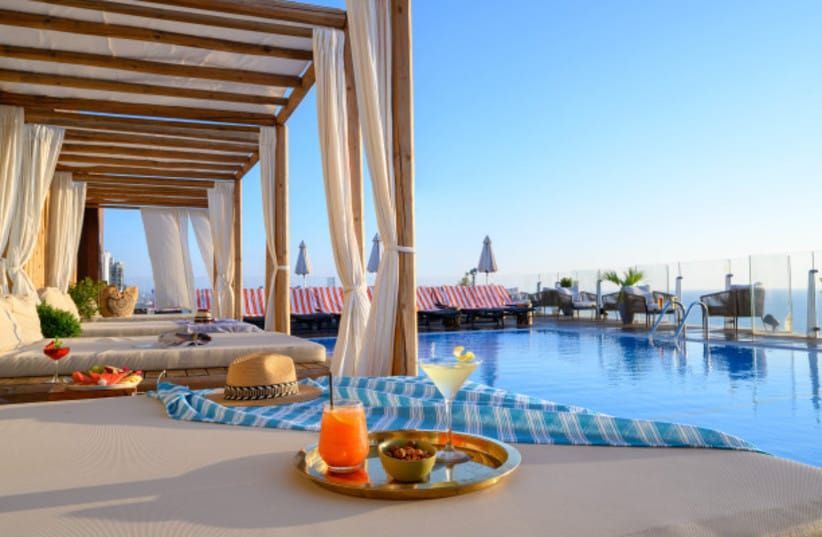 Piscine et front de mer d'un hôtel de luxe à Tel-Aviv