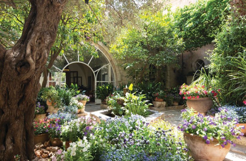 Patio planté d'un hôtel historique à Jérusalem