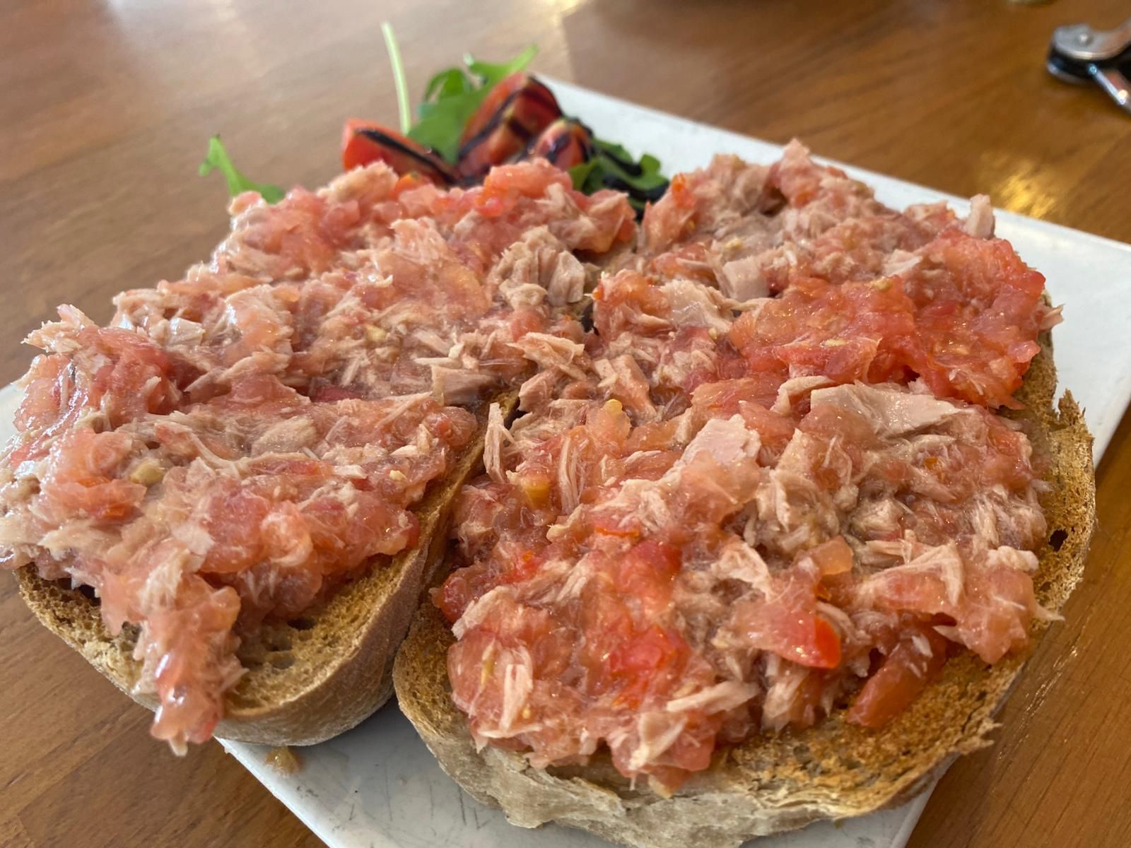 Tostadas con tomate y bonito