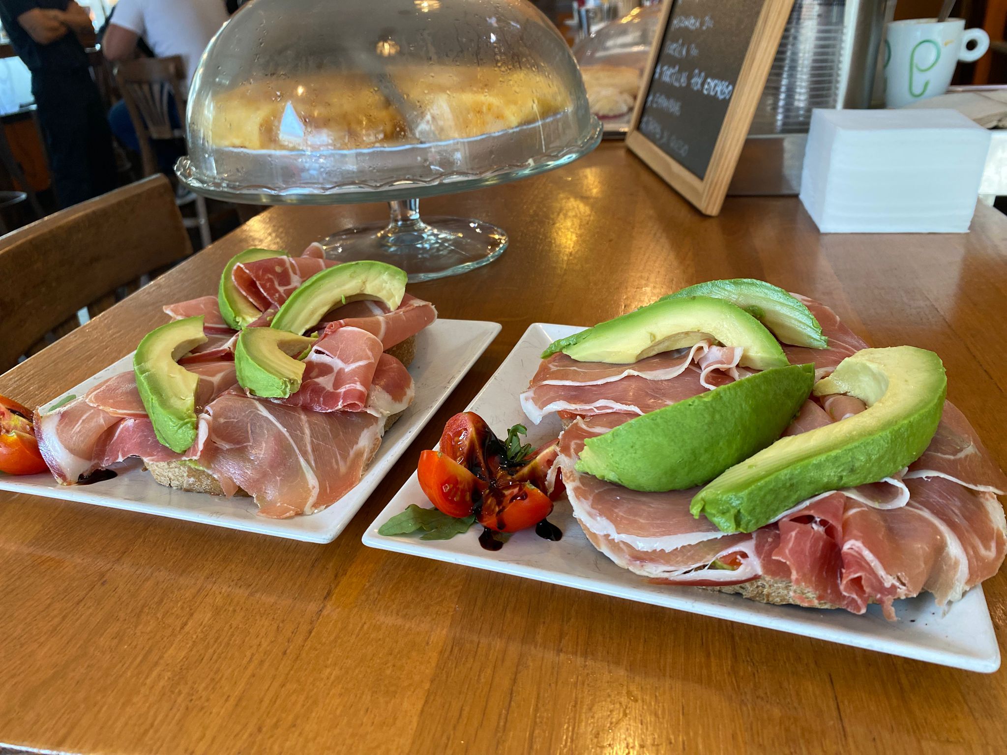 Tostada con aguacate y jamón
